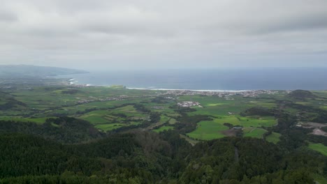 Increíble-Vista-Aérea-Sobre-La-Playa-De-Monte-Verde,-Con-Pequeñas-Olas-En-El-Océano-Atlántico,-Vista-Panorámica-De-La-Costa-De-La-Isla,-São-Miguel,-Azores