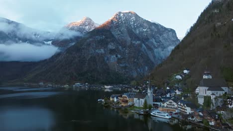 Aufnahme-Aus-Der-Umlaufbahn-Von-Hallstatt,-Österreich-Bei-Sonnenaufgang