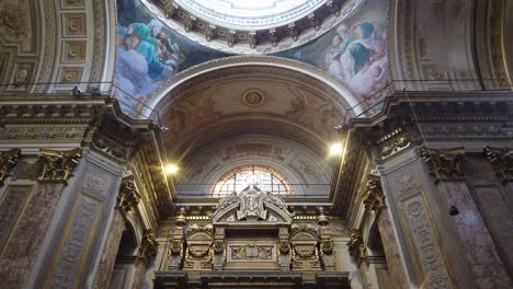 Arte-Sacro-Dentro-De-La-Basílica-De-San-José-De-Flores-Hito-Urbano-De-Buenos-Aires-Religioso-Católico,-Vitreaux-En-El-Techo-Dentro-De-La-Arquitectura-Ecléctica-Cupular