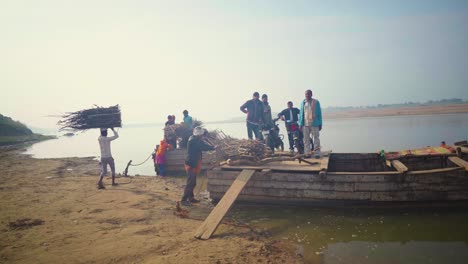 La-Gente-Del-Pueblo-Aborda-Su-Colección-De-Madera-En-Un-Gran-Barco-Tradicional-En-El-Río-Chambal-De-La-Zona-De-Morena-Dholpur-En-La-India.