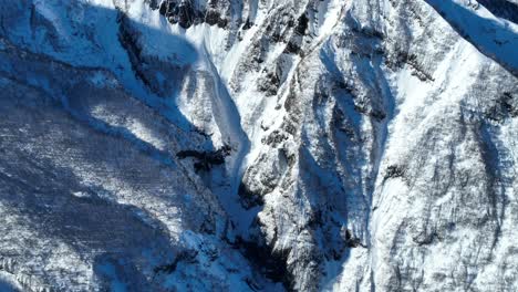 Toma-Aérea-Amplia-Y-Panorámica-Del-Monte-Myōkō-De-Japón,-En-Un-Claro-Día-De-Invierno,-Una-Montaña-Volcánica-En-La-Región-Del-Parque-Nacional-Myoko-togakushi-Renzan