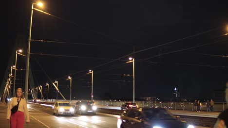 Passanten-Auf-Der-Severinsbrücke-In-Köln