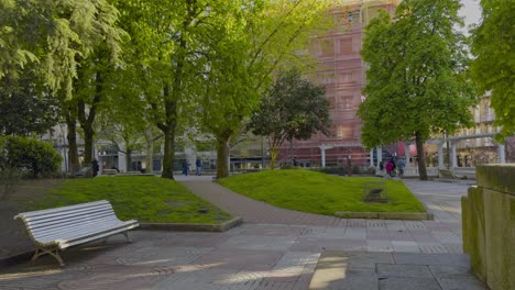 Familien-Spazieren-An-Einem-Sonnigen-Frühlingstag-Durch-Den-San-Lazaro-Park-In-Der-Innenstadt-Von-Orense,-Spanien