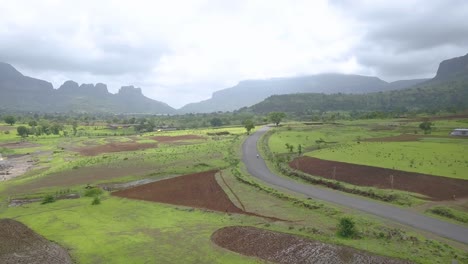 Indische-Landwirtschaft-Und-Straße-In-Den-Westghats,-Monsunzeit,-Luftaufnahme