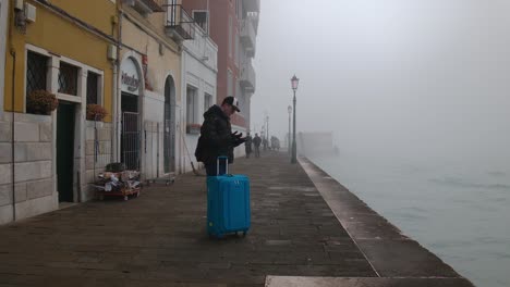 Nebliger-Venezianischer-Gehweg-Mit-Verlorenem-Touristenreisenden-Inmitten-Der-Einheimischen