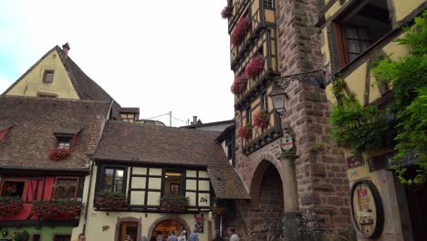 Viele-Der-Dorfhäuser-Von-Riquewihr-Sind-Noch-Erhalten-Und-Sehen-Genauso-Aus-Wie-Im-16.-Jahrhundert