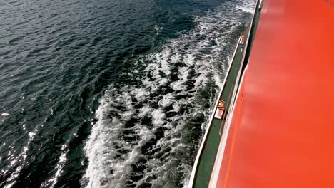Ein-Sanft-Gleitendes-Boot-Bietet-Eine-Ruhige-Perspektive-Auf-Die-Wirbelnden-Meereswellen,-Die-Essenz-Einer-Reise-über-Den-Ozean-Und-Eines-Gemütlichen-Bootserlebnisses