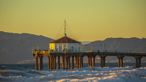 Time-Lapse,-Golden-Hour-Sunlight-and-Sunset-on-Roundhouse-Aquarium-and-Pier-on-Manhattan-Beach,-Los-Angeles-CA-USA