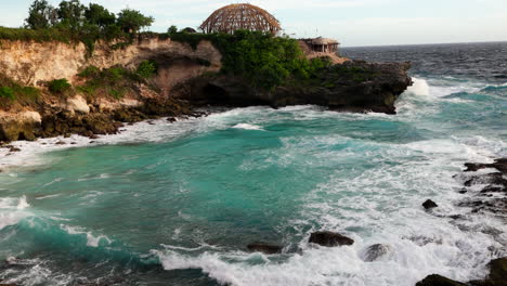 Laguna-Azul-Nusa-Ceningan---Olas-Rompiendo-Sobre-Las-Rocas-En-La-Cala-En-Bali,-Indonesia