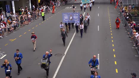 Gente-Del-Servicio-Militar-De-La-Asociación-Del-Escuadrón-38,-Fuerza-Aérea-Real-Australiana-Marchando-Uniformemente-Por-La-Calle,-Participando-En-El-Desfile-Del-Día-De-Anzac,-Toma-De-Movimiento-Manual