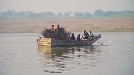 Dorfbewohner-Reisen-Mit-Holz-In-Traditionellen-Großen-Booten-Im-Chambal-Fluss-Der-Morena-Dholpur-Region-Von-Indien