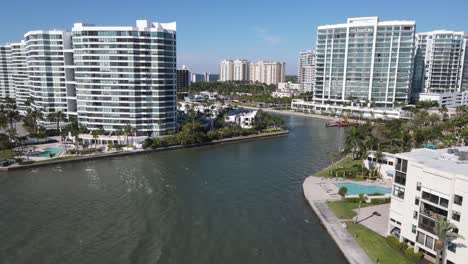 Innenstadt-Von-Sarasota,-Florida-Und-Seine-Wunderbare-Luxus-Wohnanlage-An-Der-Küste