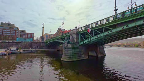 Bootsfahrt-Unter-Der-Tschechow-Brücke-An-Einem-Sonnigen-Sommertag