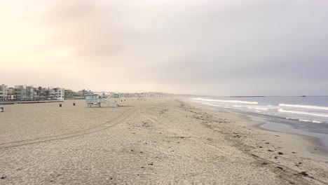 Tranquila-Playa-De-Venecia-California-En-Un-Día-Brumoso-Y-Brillante