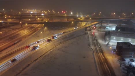 Luftaufnahme-Zeigt-Schneepflüge-Bei-Der-Arbeit-Bei-Starkem-Schneefall-Auf-Autobahnen-In-Montreal