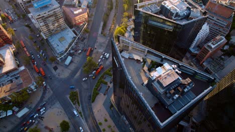 Descripción-Aérea-Del-Tráfico-En-La-Avenida-De-Nueva-Providencia,-Amanecer,-Santiago-De-Chile