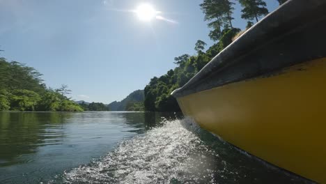 Boot-Segelt-Auf-Dem-Klaren-Blauen-Fluss-Kali-Biru-Im-Raja-Ampat-Regency,-Provinz-West-Papua,-Indonesien