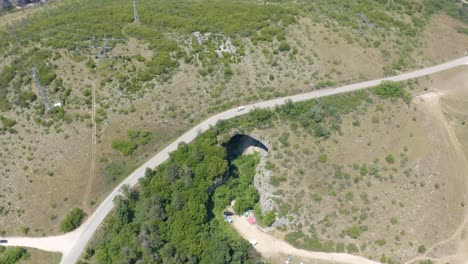 Carretera-Sobre-La-Cueva-Prohodna-En-El-Desfiladero-De-Iskar-Cerca-De-Karlukovo-En-Lukovit,-Provincia-De-Lovech,-Bulgaria