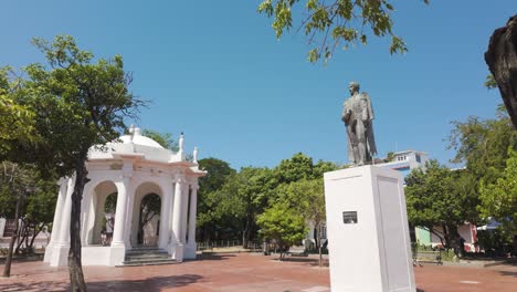 Parque-de-los-Novios-with-statue-and-gazebo,-Santa-Marta,-Colombia