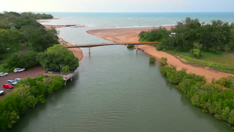 Drone-Aéreo-Del-Puente-Rapid-Creek-Que-Cruza-El-Estuario-Del-Río-Y-Se-Encuentra-Con-La-Playa-Arenosa-Del-Océano-En-Darwin-NT-Australia,-Dolly