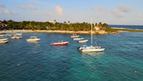 A-quiet-day-on-the-beach-in-Akumal,-a-sunny-afternoon