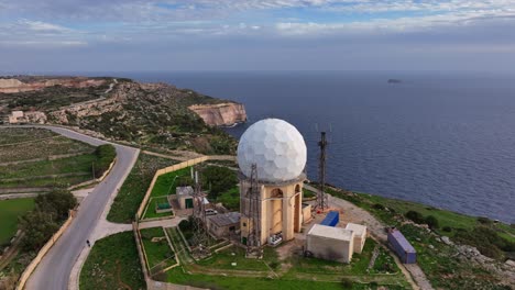 Luftbild-Panorama-Drohnenaufnahmen-Des-Mittelmeers-Von-Den-Dingli-Klippen-Mit-Radarantenne-Im-Vordergrund