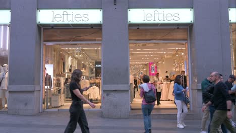 Se-Ve-A-Clientes-Y-Peatones-Comprando-En-La-Marca-De-Moda-Española-Propiedad-De-Inditex,-Zurdos,-Tienda-En-España