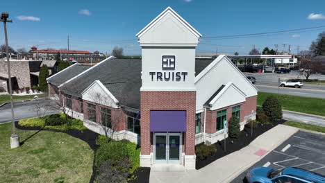 Aerial-establishing-shot-of-Truist-Bank