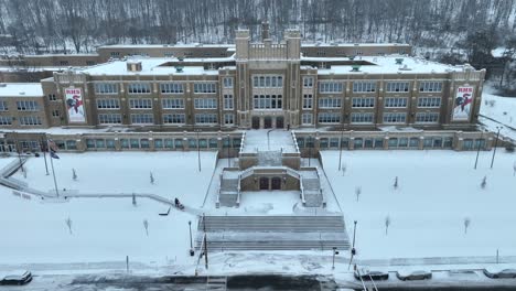 Gran-Escuela-Secundaria-Cubierta-De-Nieve-En-Estados-Unidos.