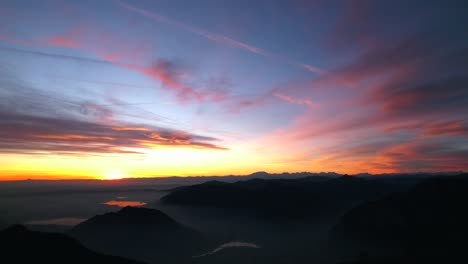 Rosa-orangefarbener-Sonnenuntergang-über-Dem-Resegone-Gebirge-In-Norditalien