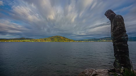 Lapso-De-Tiempo-Attersee-Lago-Agua-Paisaje-Colinas-Fondo-Nubes-En-Movimiento-Costa-Frente-Al-Mar-Bahía-Panorámica-Amplio-Entorno-Natural