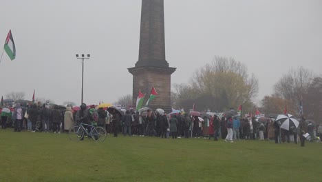 Zeitlupe-Eines-Jungen-Radfahrers,-Der-Einen-Kleinen-Hügel-Hinaufgeht