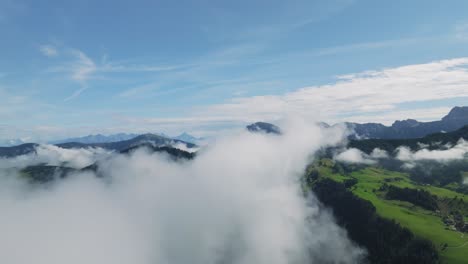 Drohne-Fliegt-Zwischen-Wolken-Und-Enthüllt-Dolomitengipfel-Im-Hintergrund