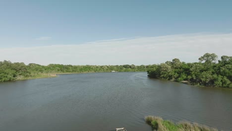 Eine-Luftaufnahme-Von-Armand-Bayou-Am-Südlichen-Ende-Des-Bay-Area-Parks-Mit-Blick-Auf-Die-Strandpromenade-über-Dem-Bayou-Unter-Blauem-Himmel-Mit-Dünnen-Weißen-Wolken-In-Pasadena,-Texas