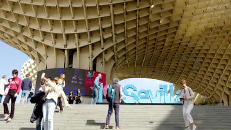 Zeitraffer-Von-Touristen-Und-Einheimischen,-Die-Ihre-Freizeit-Am-Spanischen-Kulturdenkmal-Metropol-Parasol-Auf-Dem-Platz-La-Encarnacion-Verbringen