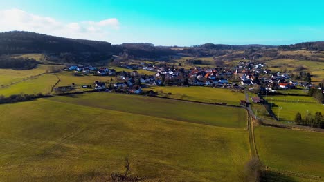 Sobrevuelo-Con-Drones-Que-Revela-Un-Acogedor-Pueblo-En-Medio-De-Campos-Dorados