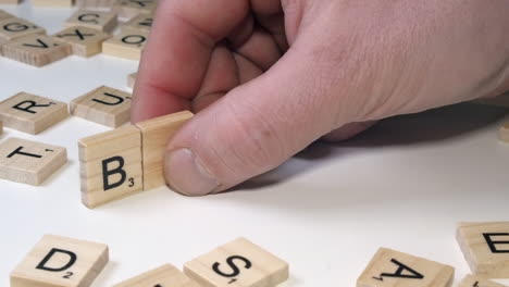 Trumps-Name-In-Scrabble-Buchstabensteinen-Fällt,-Ersetzt-Durch-Das-Wort-Biden