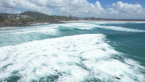 Tourists-On-Surfing-Spot-In-Cabarita-Beach-In-Northern-New-South-Wales,-Australia