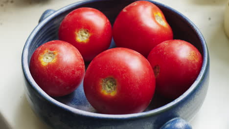 Tomates-Rojos-Frescos-En-Un-Recipiente-Sobre-Una-Mesa