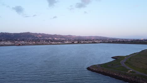 Vistas-Aéreas-Giratorias-De-Drones-Del-Puerto-Deportivo-De-Berkeley,-California,-Al-Atardecer