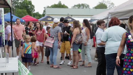 Multitudes-Se-Reúnen-Para-La-Celebración-Anual-Del-Pridefest-De-Midmo-En-Columbia,-Missouri.