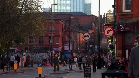 Bulliciosa-Escena-De-La-Ciudad-En-El-Barrio-Norte-De-Manchester-Con-Peatones-Y-Arquitectura-Tradicional