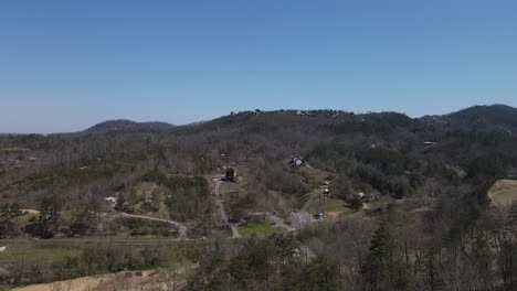 Luftaufnahme-Von-Hütten-In-Den-Bergen-Von-Pigeon-Forge