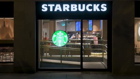 Cafetería-De-La-Cadena-Multinacional-Estadounidense-Starbucks-Coffee-Chain-Durante-La-Noche.