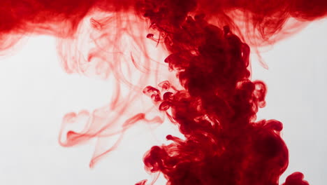 Epische-Leuchtend-Rote-Flüssigkunst,-Blutkonzept-Auf-Weißem-Hintergrund