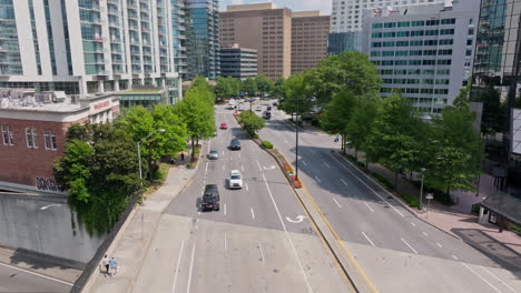 Carreteras-Y-Vehículos-En-El-Distrito-Residencial-De-Buckhead-En-Georgia,-EE.UU.---Toma-Aérea-De-Drones