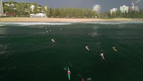 Los-Competidores-Compiten-En-Una-Carrera-De-Esquí-Y-Surf-En-El-Océano-En-Un-Carnaval-Australiano-Para-Salvar-Vidas.