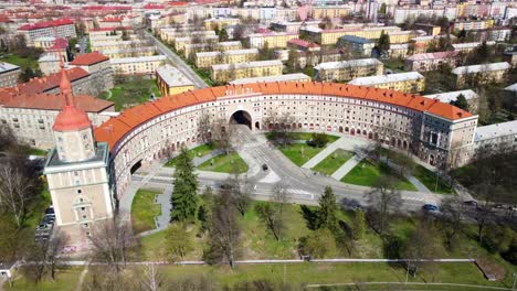 Vista-Aérea-Del-Arco-De-Porubsky-Con-Estilo-Arquitectónico-De-Realismo-Socialista-En-Ostrava,-República-Checa