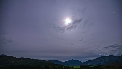 Alpes-Centrales,-Austria,-Europa---Luz-Del-Sol-Filtrándose-A-Través-Del-Cielo-Gris-Sobre-La-Montaña---Timelapse