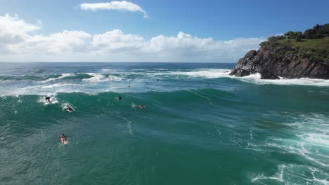 Vista-Aérea-De-Surfistas-Y-Olas-Del-Océano-En-La-Playa-De-Cabarita,-Nueva-Gales-Del-Sur,-Australia---Disparo-De-Drones